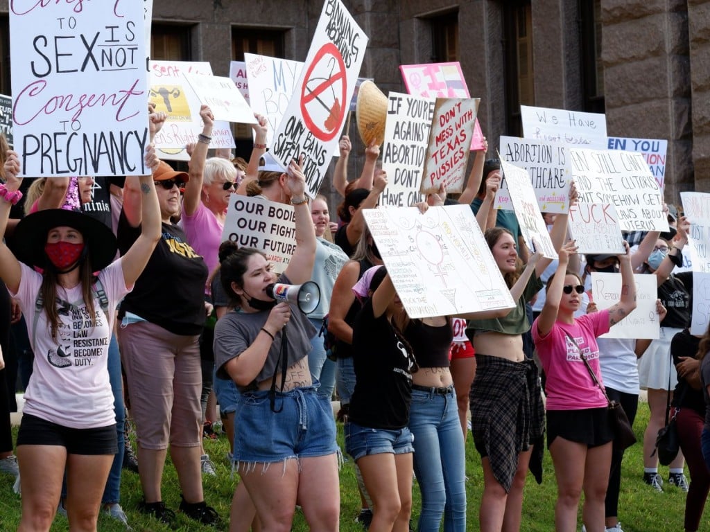 Manifestantes en contra de restricciones al aborto