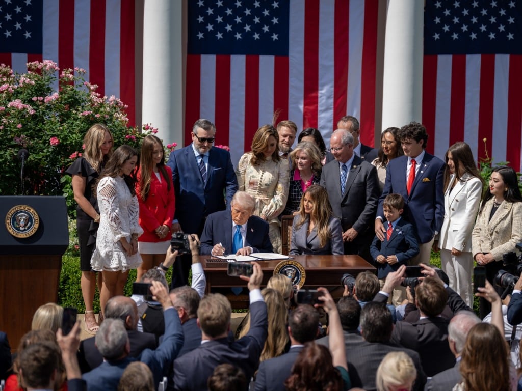 Donald Trump, su esposa y demás invitados en la Casa Blanca.