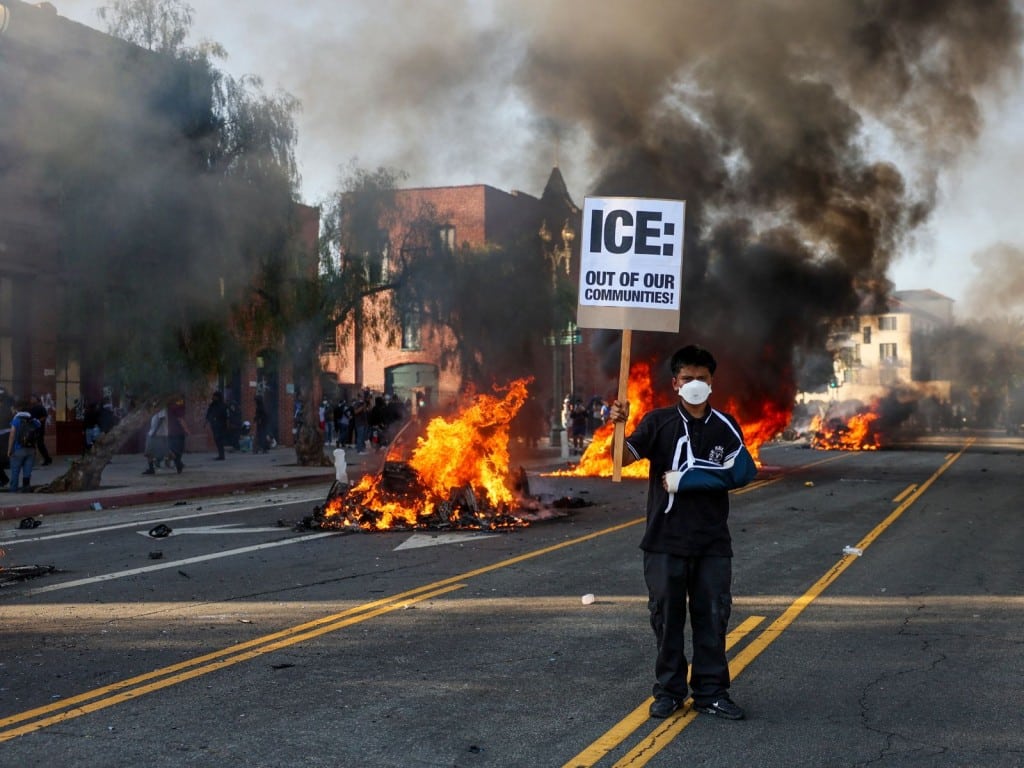una persona sostiene un cartel durante una manifestación