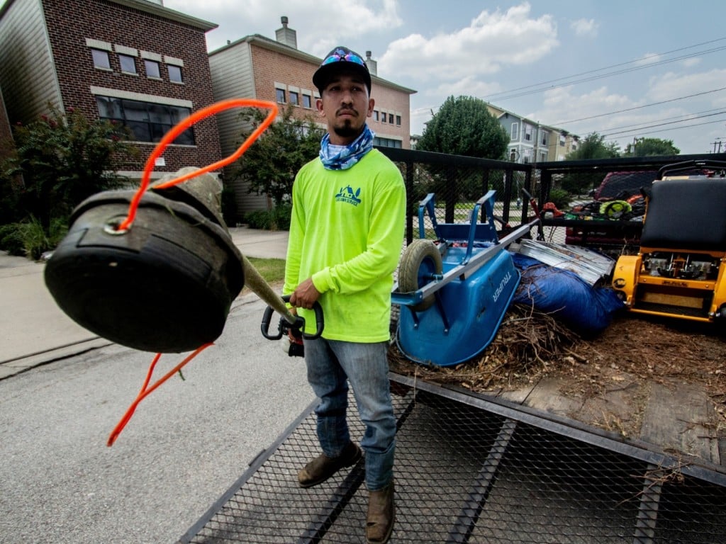 Un trabajador de jardinería durante un descanso en Houston