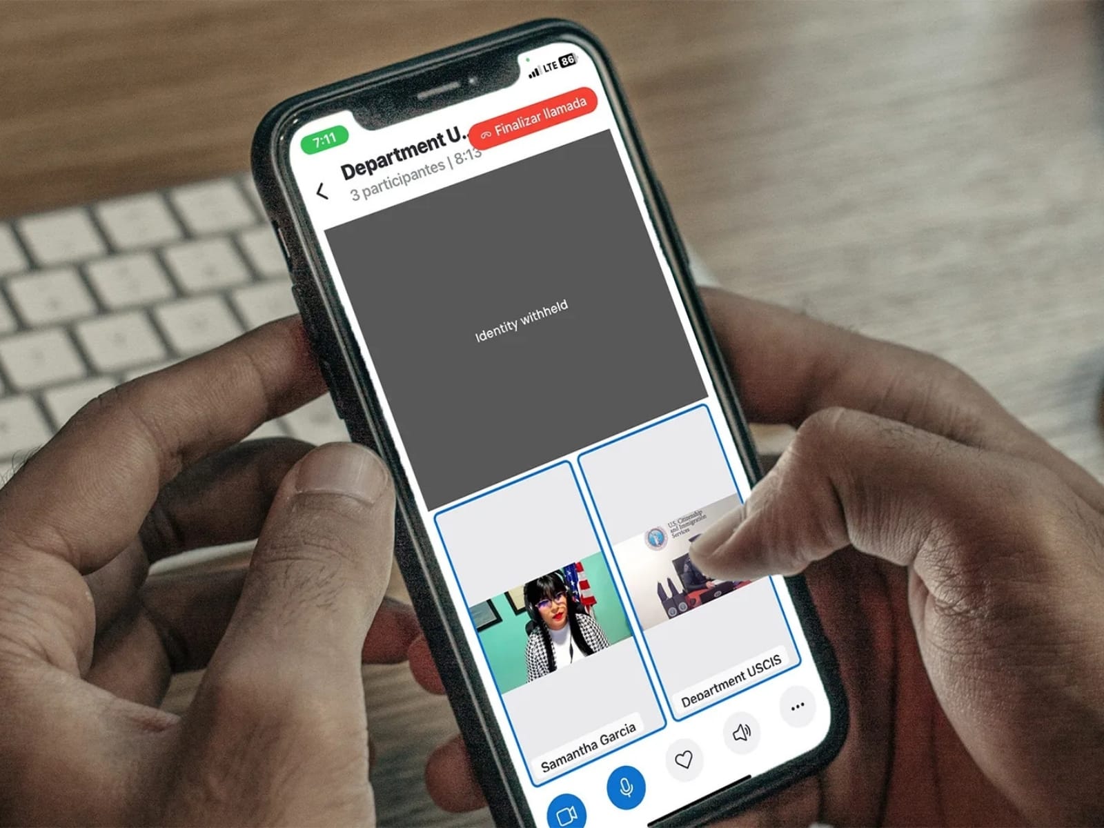 Captura de pantalla de la audiencia falsa con una supuesta abogada y un oficial de UCSIS.