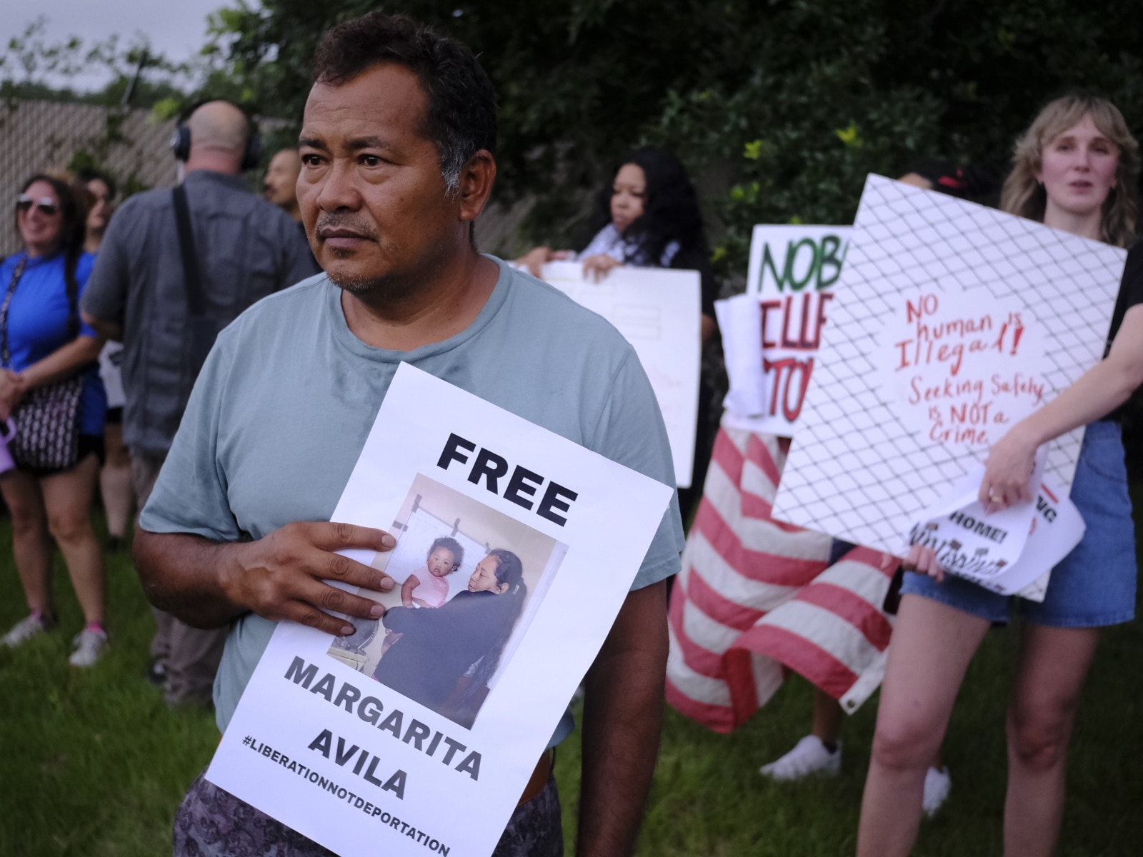 José Alfredo Ávila sostiene una pancarta durante una protesta pacífica en Houston, Texas, donde muestra la foto de su esposa, Margarita Ávila