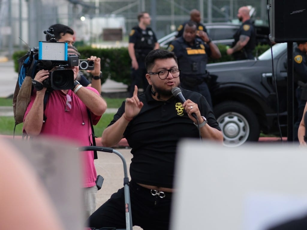 César Espinosa, director ejecutivo de la organización FIEL, durante una protesta pacífica convocada en Houston, Texas