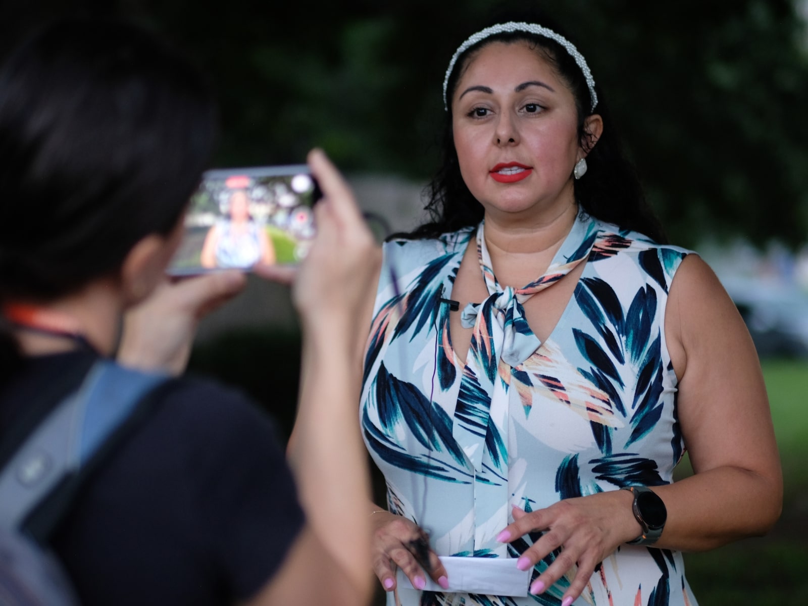 Bianca Santorini, abogada de inmigración, en una entrevista con un medio local durante una marcha de protesta convocada en Houston, Texas, el 13 de junio de 2025.