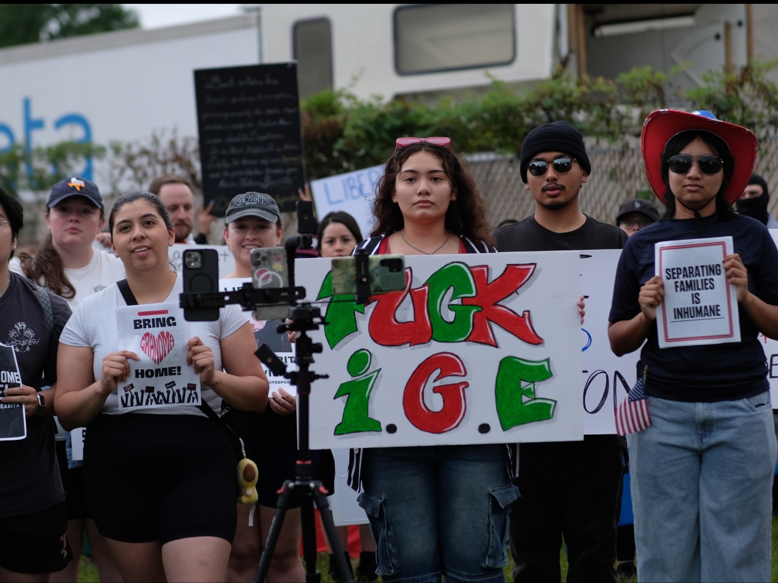 arios manifestantes sostienen pancartas con consignas en contra de las redadas migratorias en una marcha pacífica convocada en Houston, Texas, el 13 de junio de 2025
