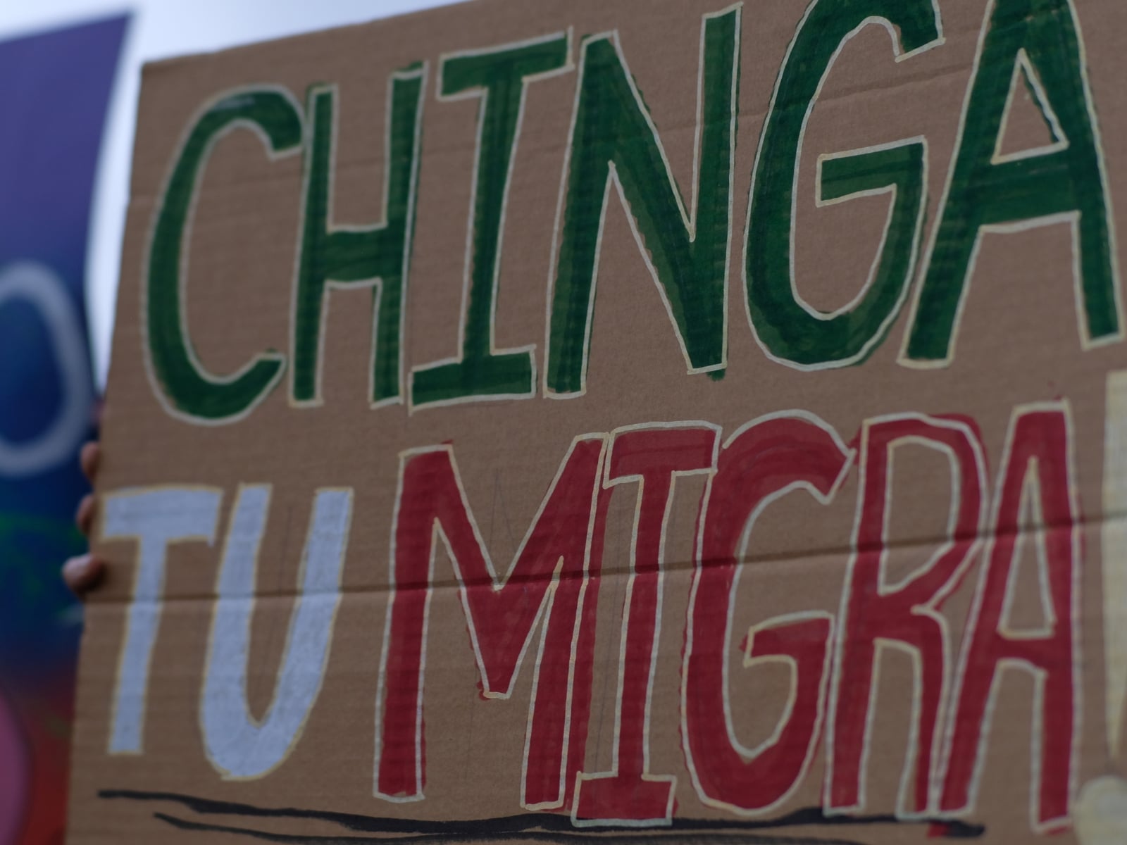 Varios manifestantes sostienen pancartas con consignas en contra de las redadas migratorias en una marcha pacífica convocada en Houston, Texas, el 13 de junio de 2025.