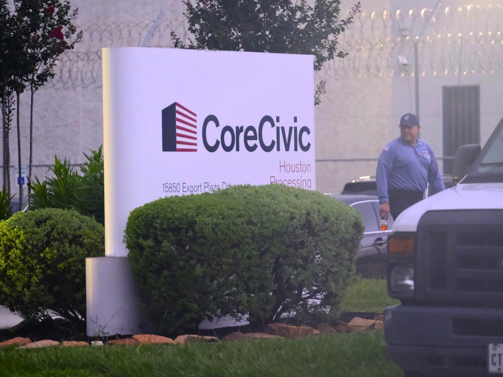 Un guardia de seguridad camina en el frontis de la sede del Centro de Detención y Procesamiento de Houston de la empresa CoreCivic en Houston, Texas, el 13 de junio de 2025.