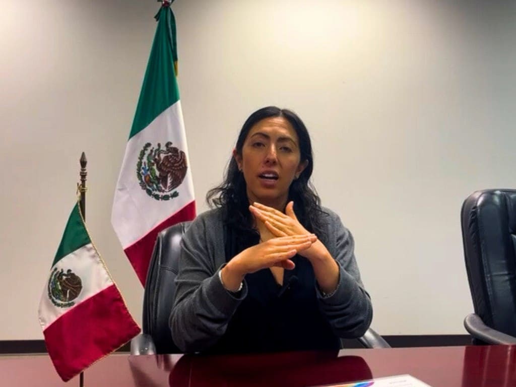 Consul Evelyn Vera sentada en su oficina