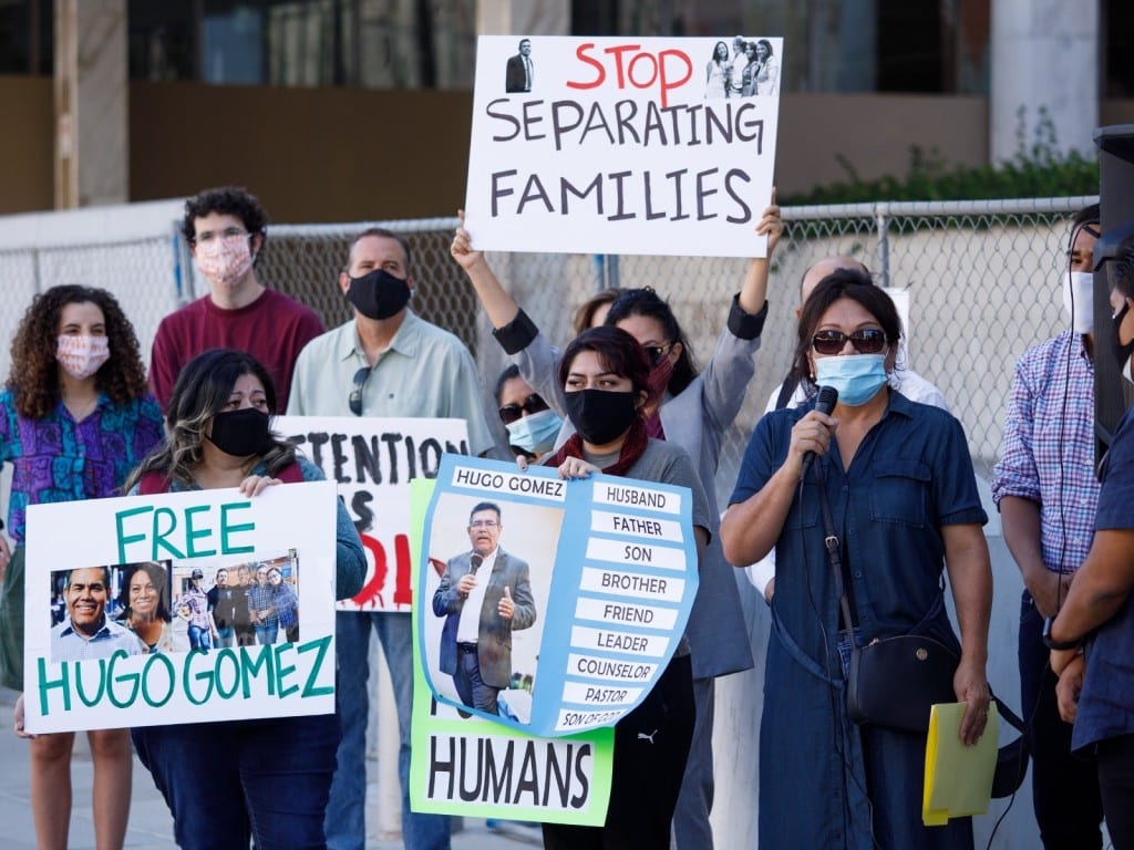 Activistas y familiares de diversos detenidos protestan en las afueras de un edificio federal en Los Ángeles, California, el 30 de setiembre del 2020