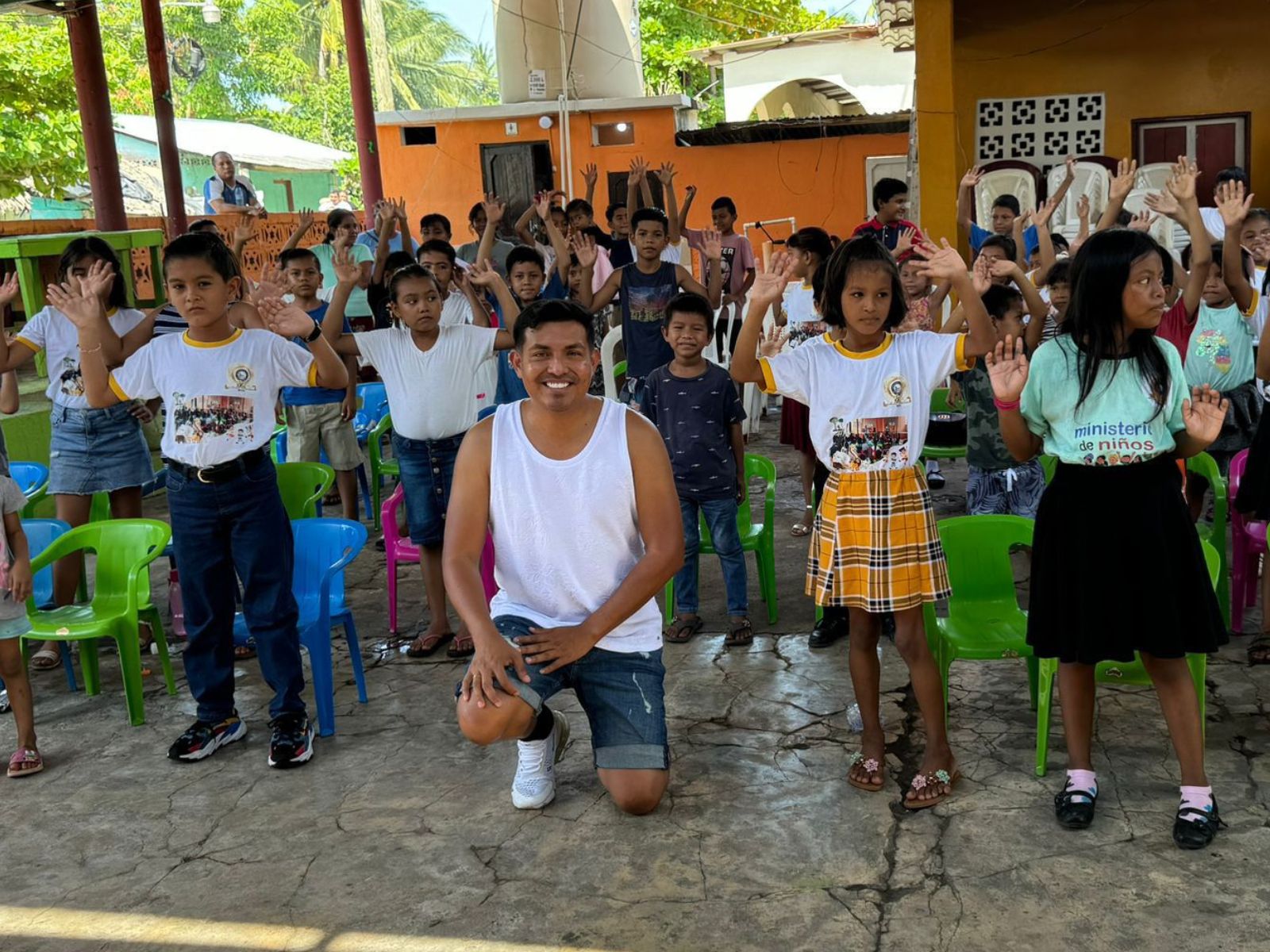 josé manuel diaz y un grupo de niños