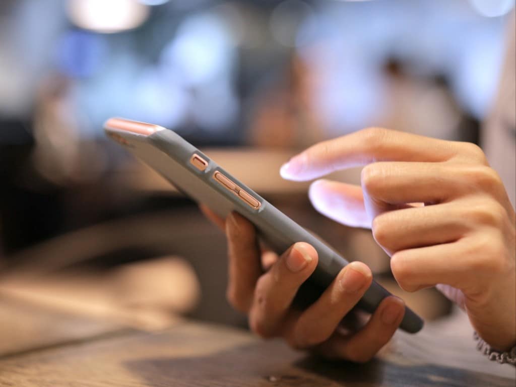 Una persona usando su teléfono móvil