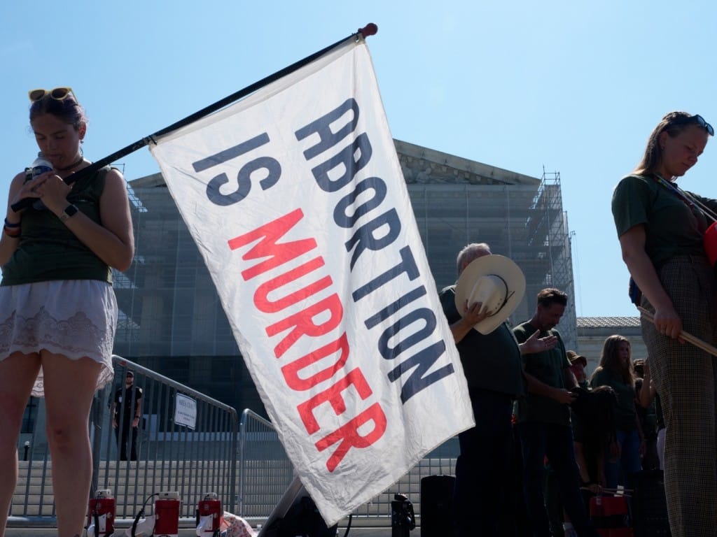 Manifestantes antiaborto en un plantón frente a la Corte Suprema de los EE. UU. en Washington, DC, el 26 de junio de 2025.