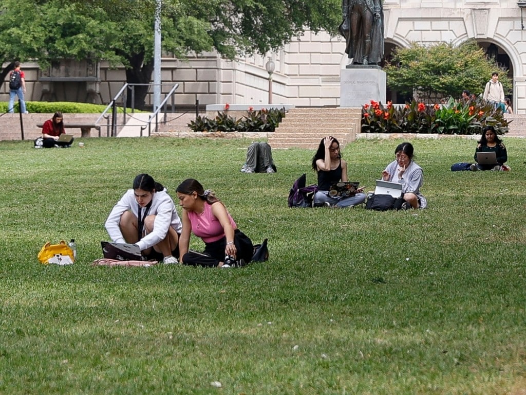 Estudiantes universitarios descansando en el jardín de la universidad. 15 de abril de 2024