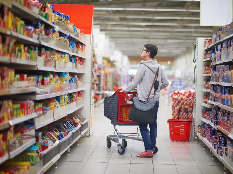 Imagen de un joven en un supermercado