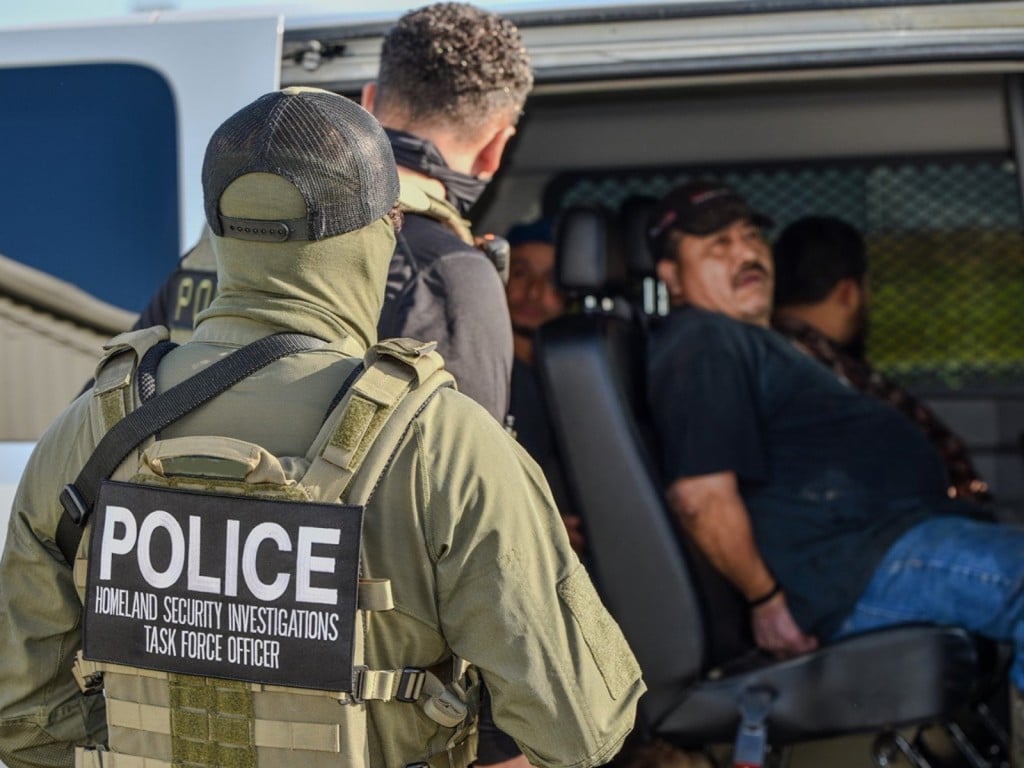 Imagen de un grupo de inmigrantes indocumentados arrestados durante una redada de ICE