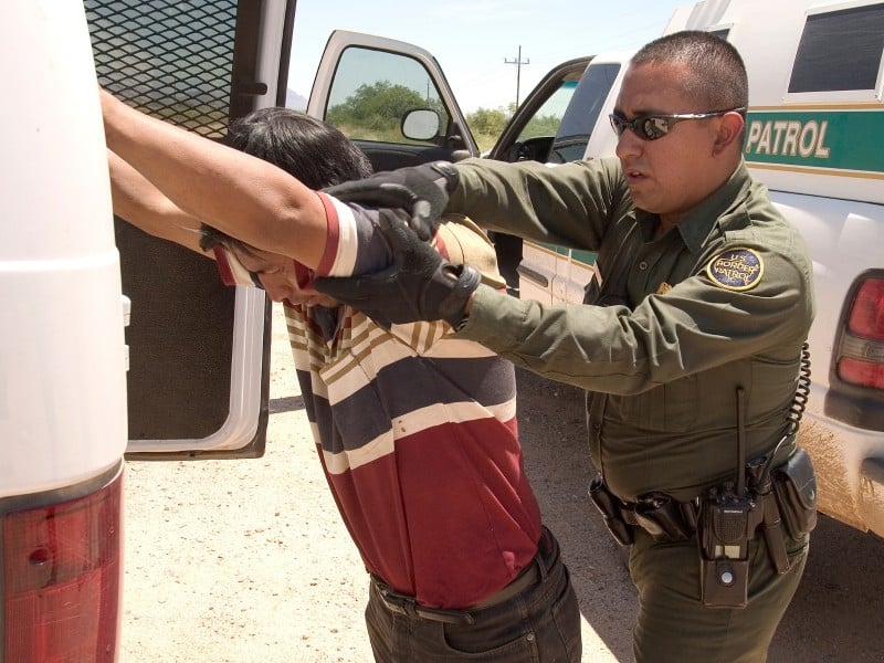 Imagen de la Patrulla Fronteriza detiene a un inmigrante indocumentado en la frontera entre México y EE. UU.