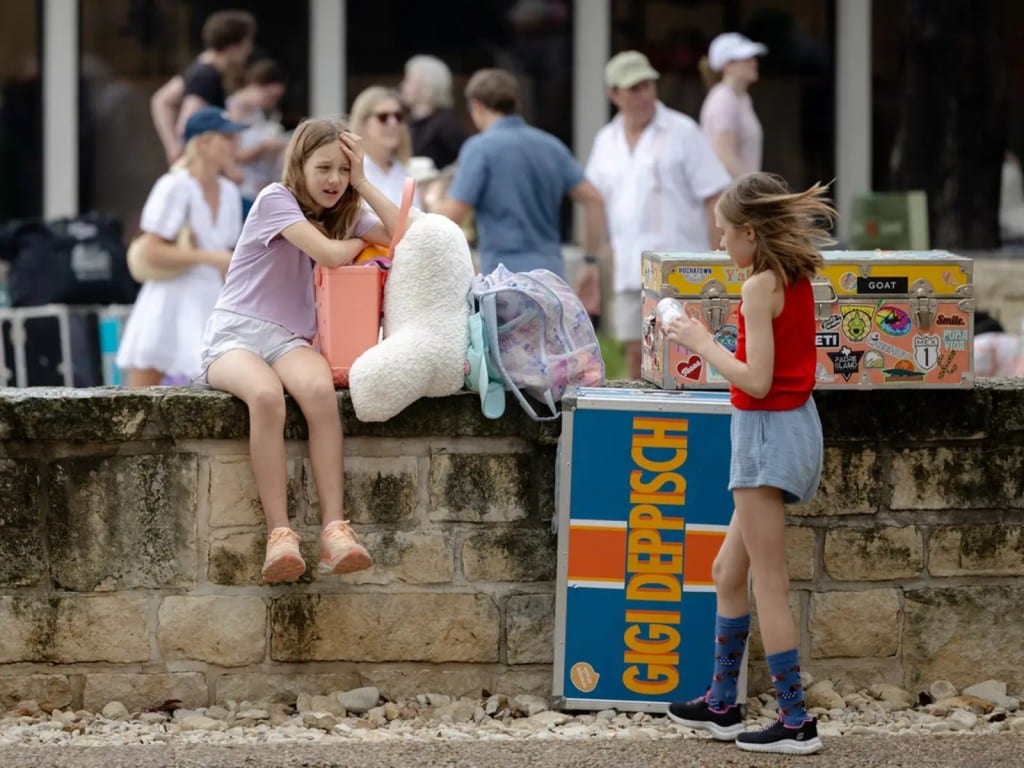 Vista de un grupo de menores participantes de un campamento de verano que espera reencontrarse con sus en Kerrville, Texas.