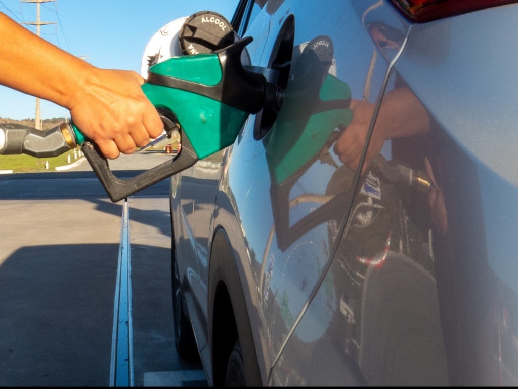 Imagen de una persona echando combustible a su vehículo