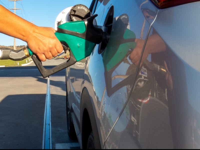 Imagen de una persona echando combustible a su vehículo