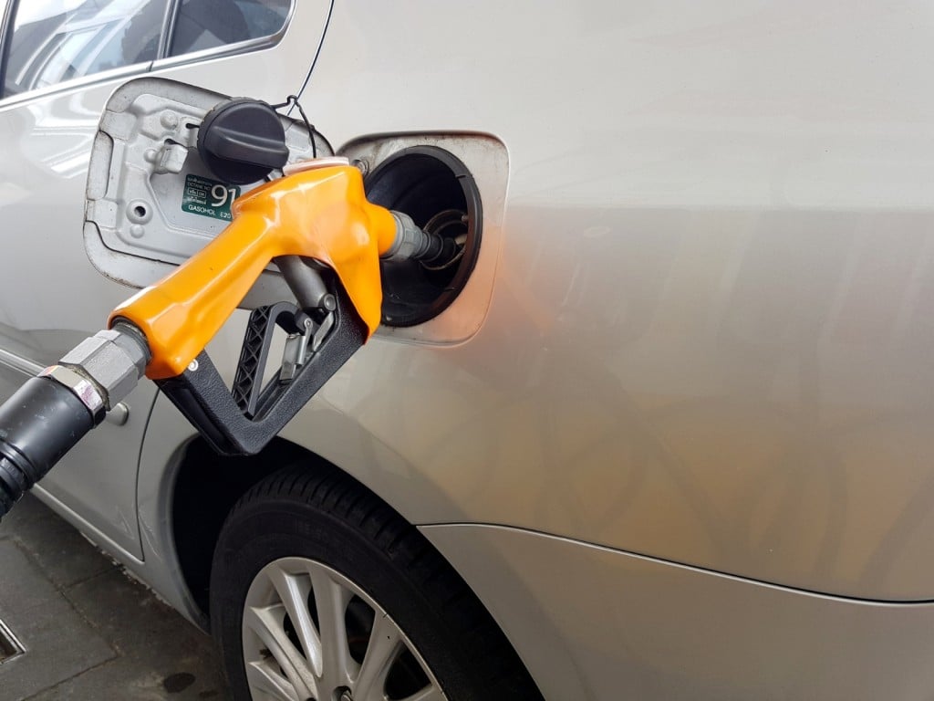 Imagen de una persona echando combustible a su vehículo