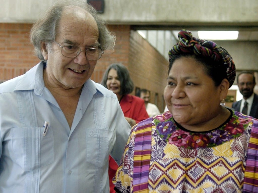 El premio Nóbel de la Paz 1980, el diplomático argentino Adolfo Pérez Esquivel habla con la guatemalteca Rigoberta Menchu, también ganadora del Nóbel de la Paz en 1982.