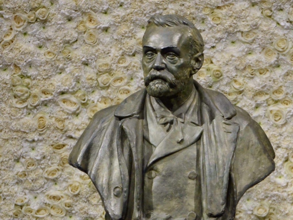 Imagen de una estatua de Alfred Nobel en la Sala de Conciertos de Estocolmo (Suecia)
