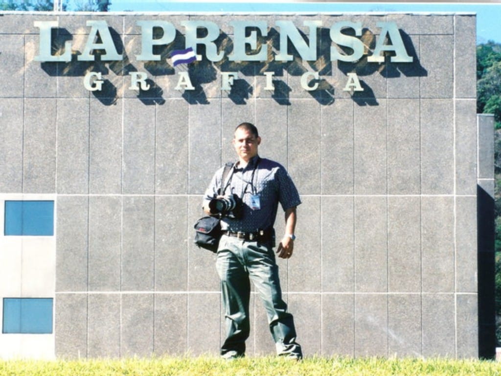Mario Guevara en la sede del diario La Prensa Gráfica en El Salvador en 2003.