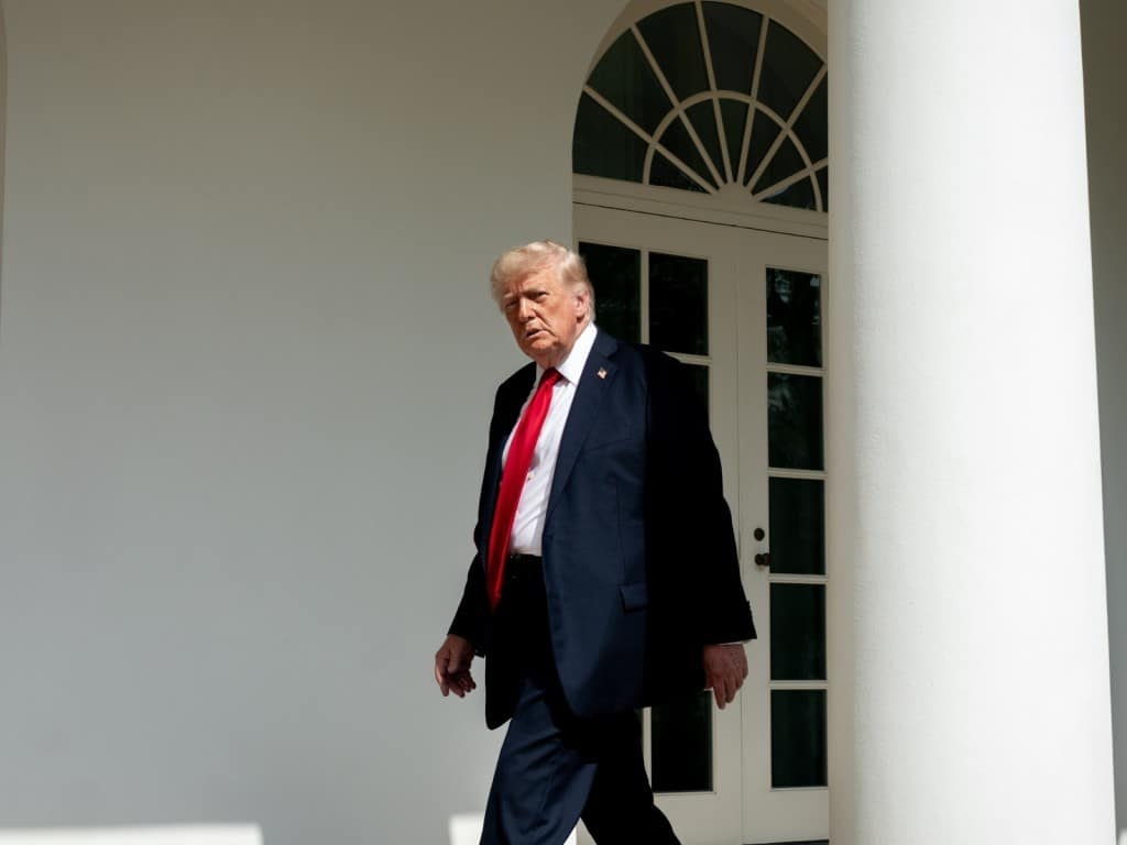 Imagen de Donald Trump caminando por la Casa Blanca