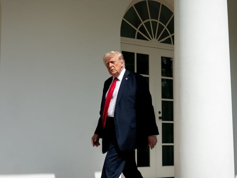 Imagen de Donald Trump caminando por la Casa Blanca