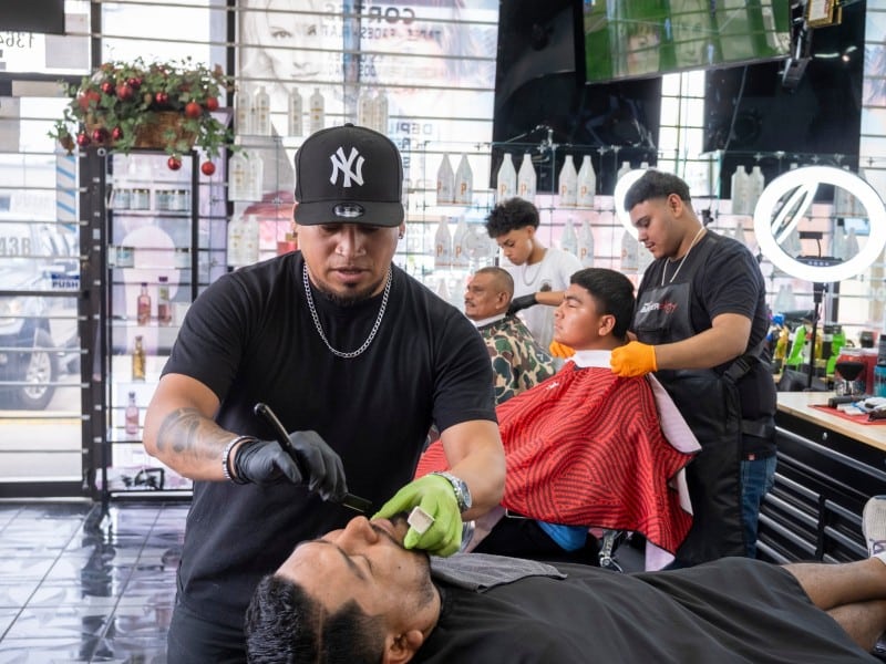 Trabajadores en plenas labores en el salón de belleza propiedad de Juana Portillo