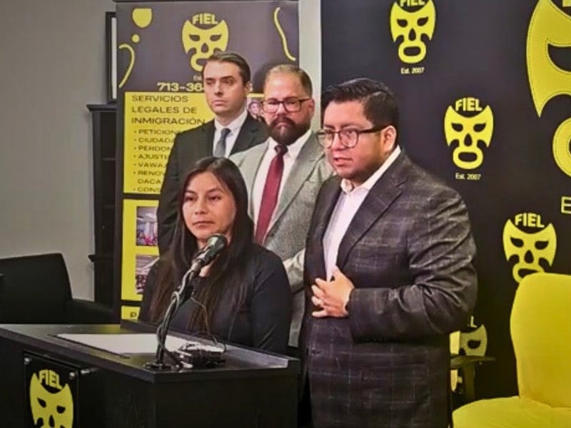 César Espinosa (derecha), director ejecutivo de la organización FIEL, junto a Sabina Cajax Iizquierda), de Guatemala, los abogados Raed González y Ross Milles (atrás) durante una connferencia de prensa