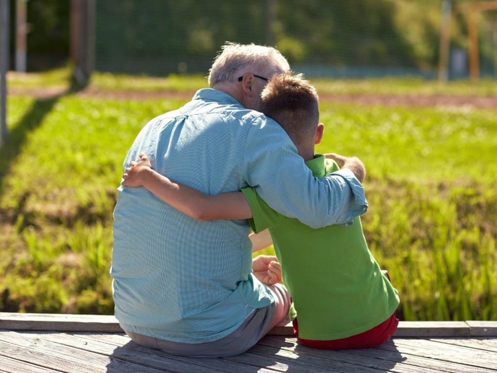 Imagen de un abuelo junto a su nieto.