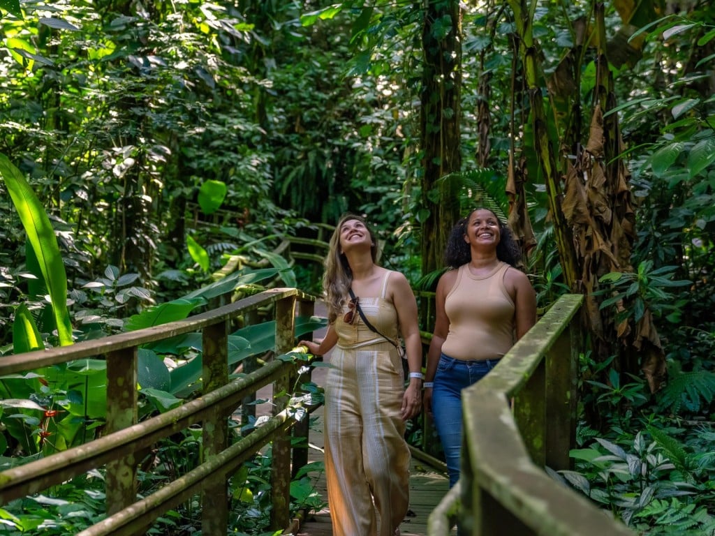 Imagen de dos jóvenes mujeres en la selva de Brasil.