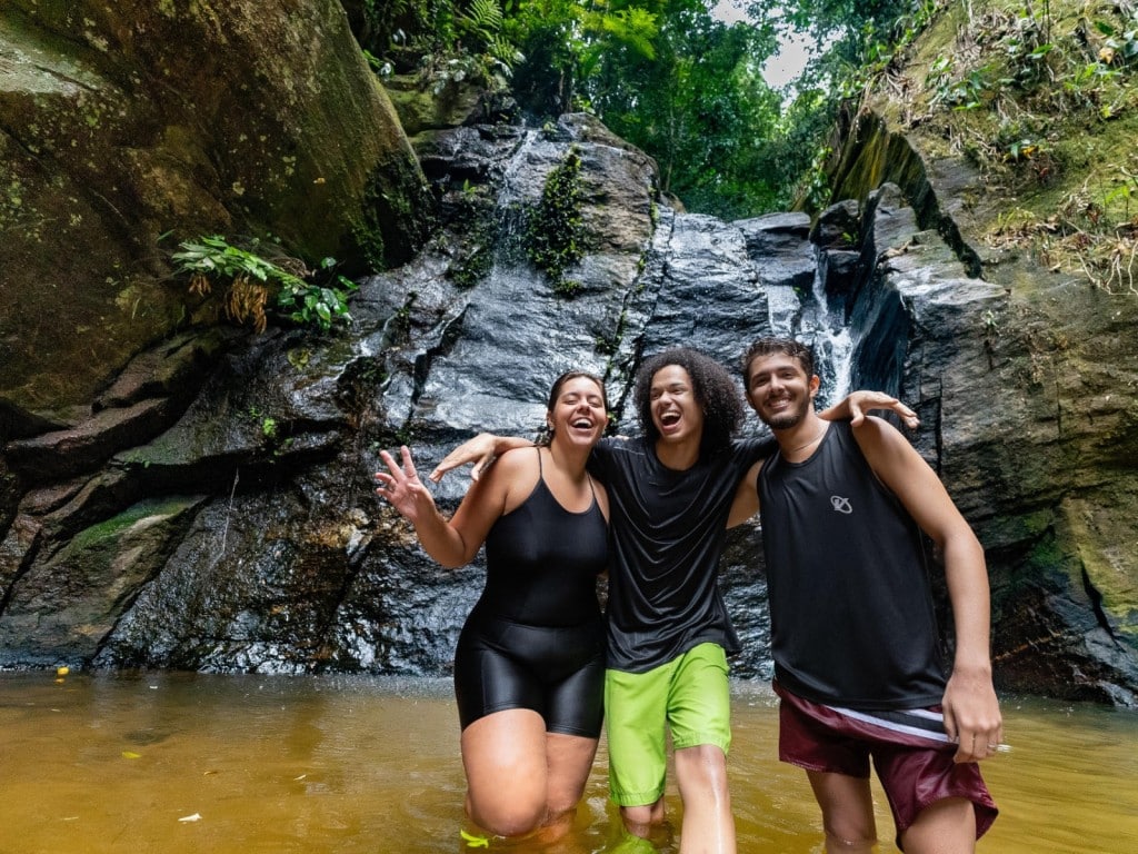 Imagen de un grupo de jóvenes en la selva de Brasil.