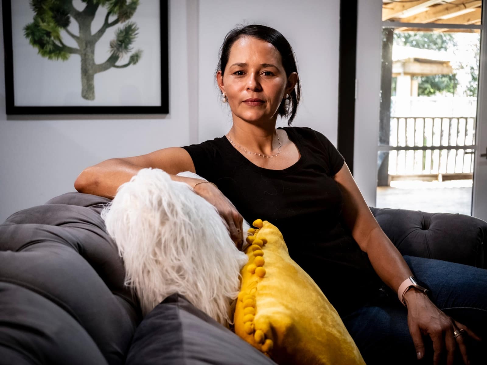 Guadalupe Perdomo en la sala de su hogar.