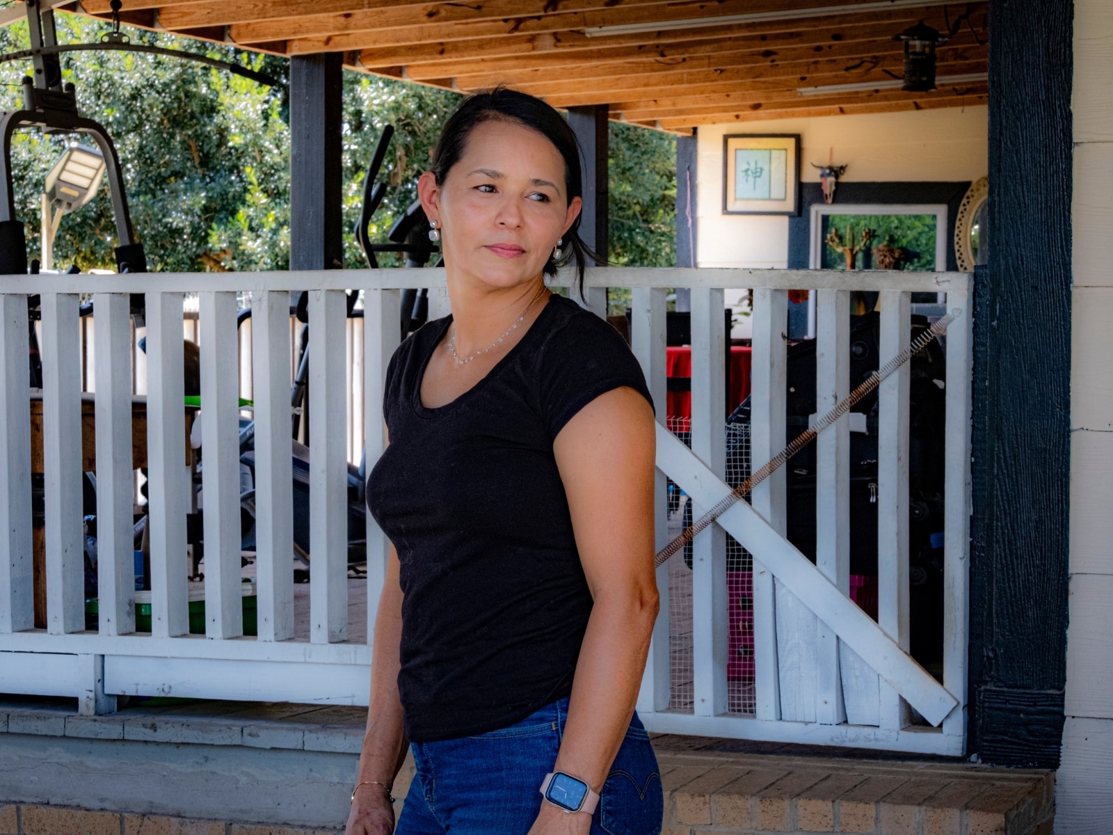 Guadalupe Perdomo posa en la entrada de su casa en Cleveland, Texas.