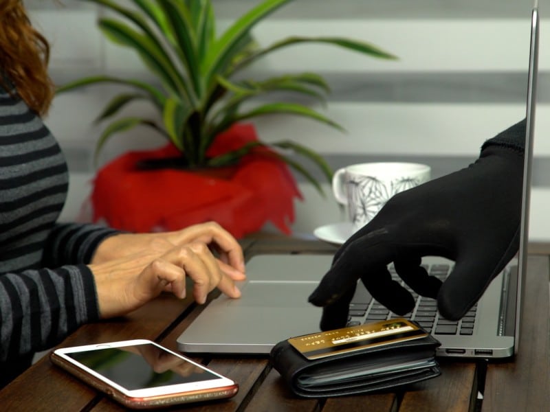 Imagen de una persona a punto de robar las pertenencias de un tercero.