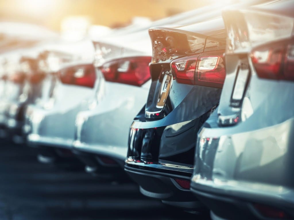 Imagen de la parte trasera de varios autos nuevos