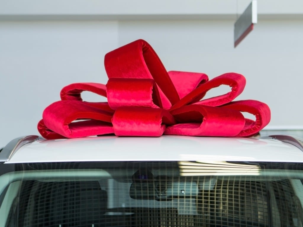 Imagen de un automóvil con un lazo de regalo encima