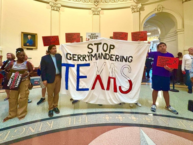 Imagen de ciudadanos en contra de la redistribución del mapa en Texas