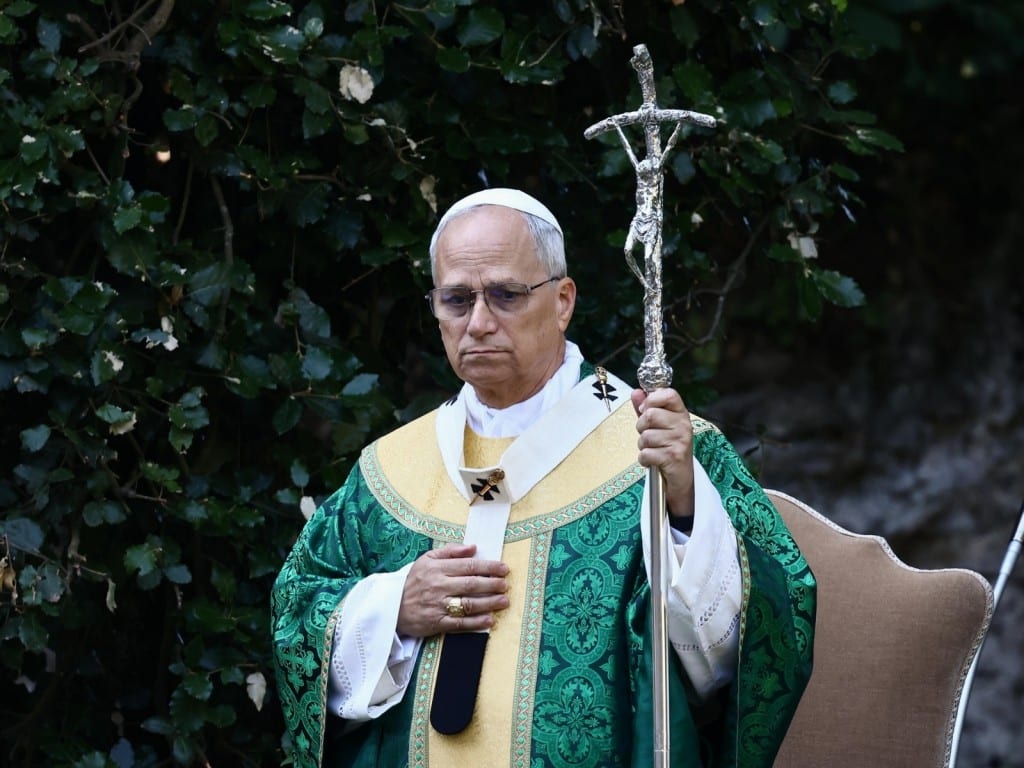 Imagen del papa León XIV con una cruz