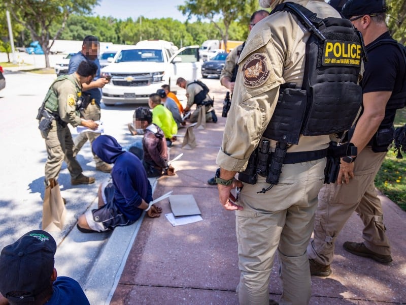 Agentes aprehenden a inmigrantes indocumentados en la vía pública
