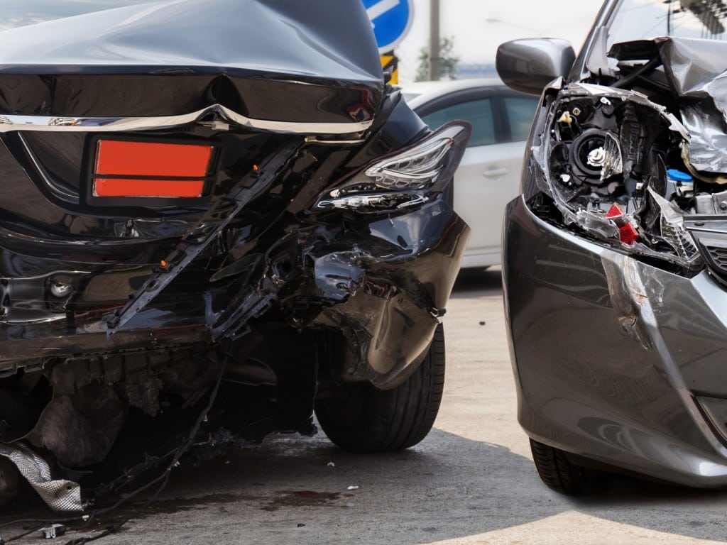 Imagen de dos autos dañados