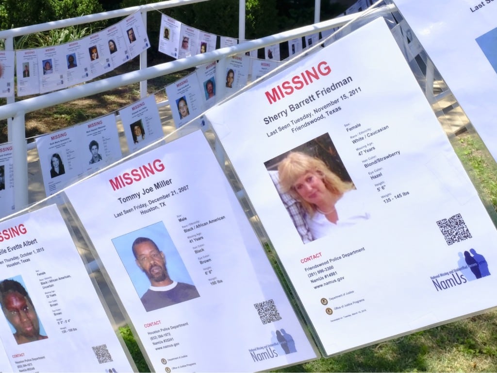 Decenas de afiches con información de personas desaparecidas en la fachada de la sede del Texas Center for the Missing en Houston, Texas