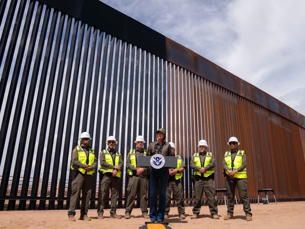 Secretaría Kristi Noem en la frontera con México junto a otros funcionarios.
