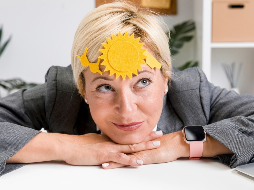 Una mujer pensando en el verano