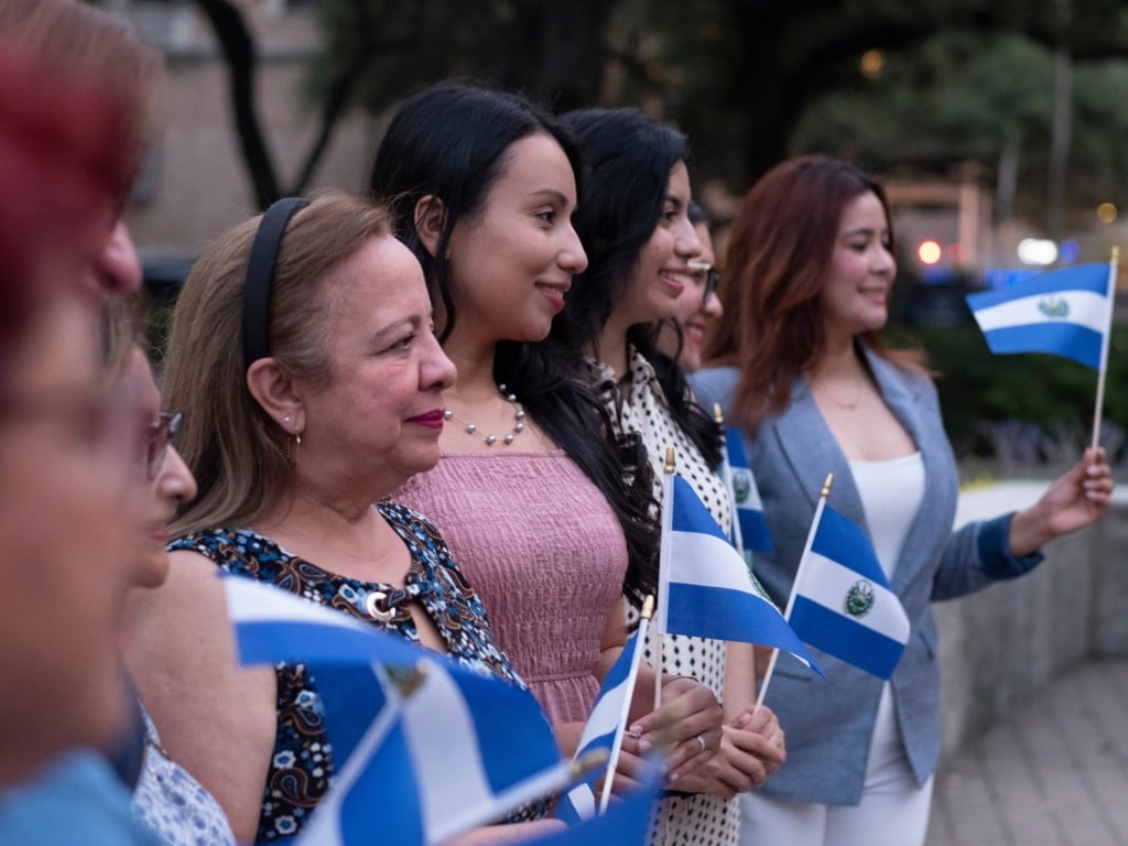 Funcionarios consulares y asistentes posan al frente del Ayuntamiento de Houston el 14 de septiembre de 2025.