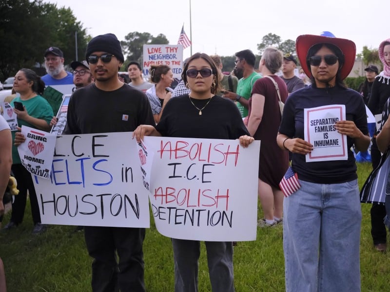 Un grupo de manifestantes durante una protesta en contra de las redadas migratorias en Houston, Texas