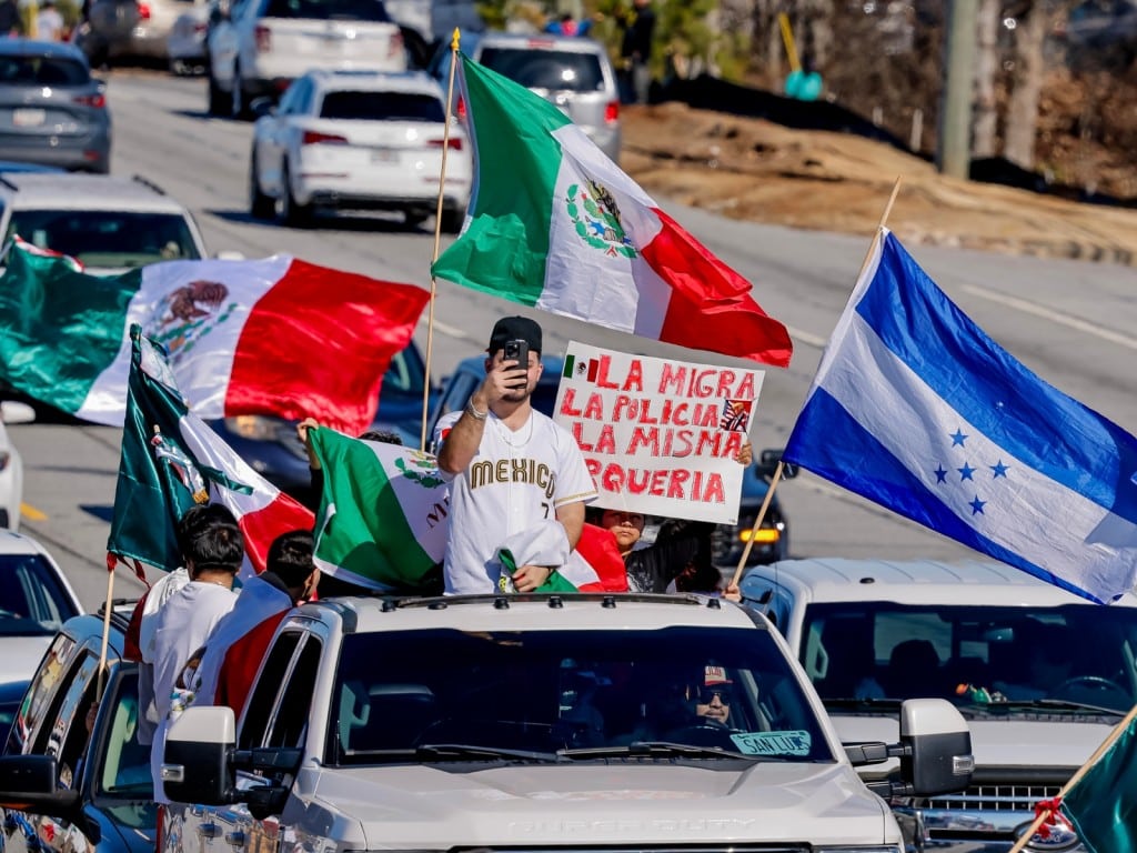 personas participando en una manifestación contra la política de inmigración y deportación del gobierno de Donald Trump