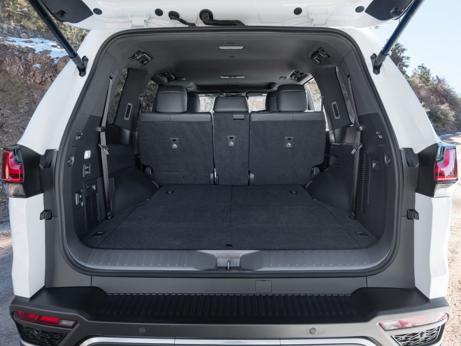 El amplio espacio de carga del Lexus LX 600